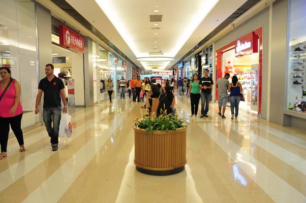 Com e sem experiência: Rede de lojas oferece vagas para 2 funções em 2 Shoppings Com e sem experiência: Rede de lojas oferece vagas para 2 funções em 2 Shoppings